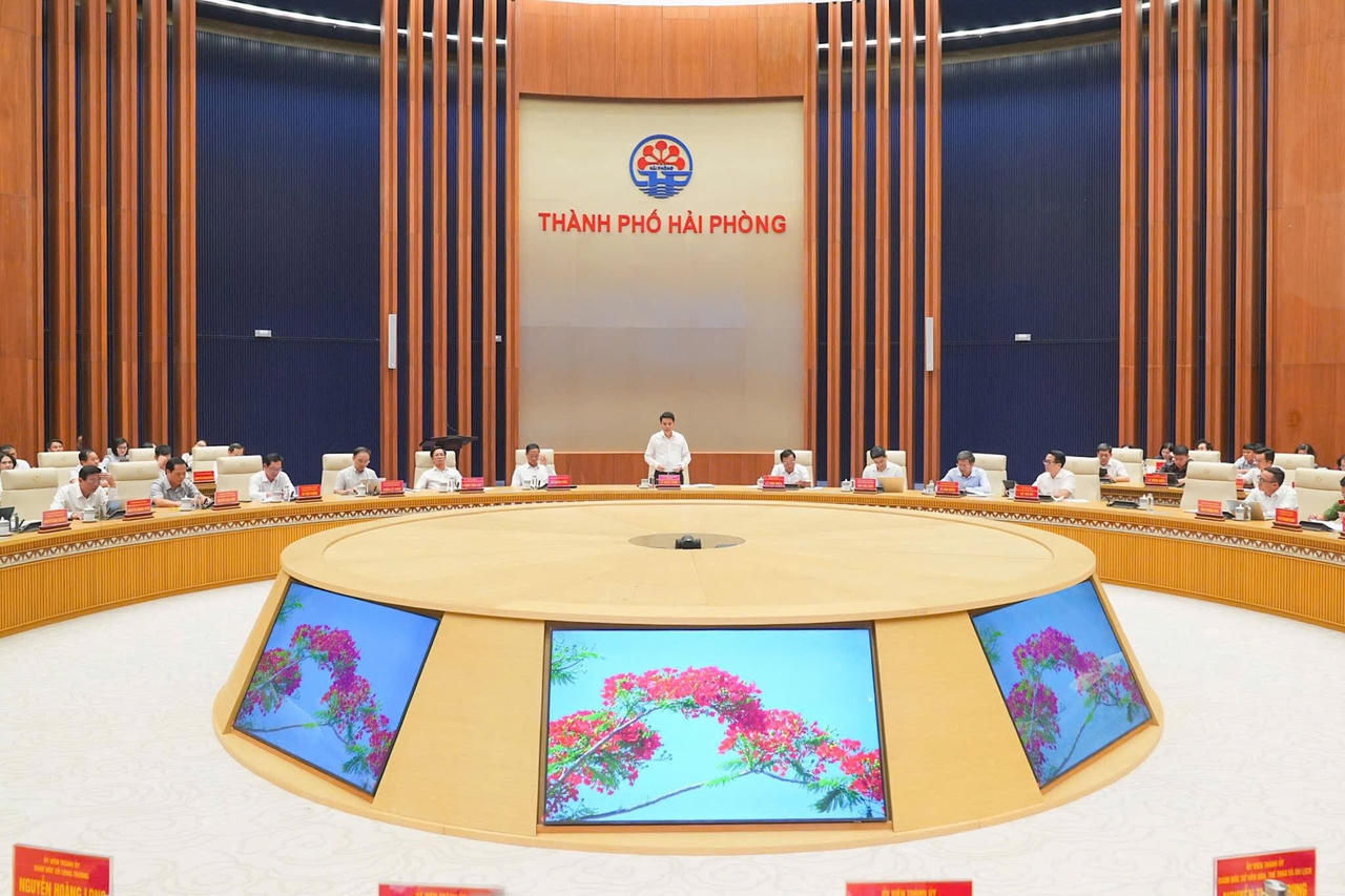 Quang cảnh cuộc họp Ban Thường vụ Thành ủy Hải Phòng. (ảnh Đàm Thanh)