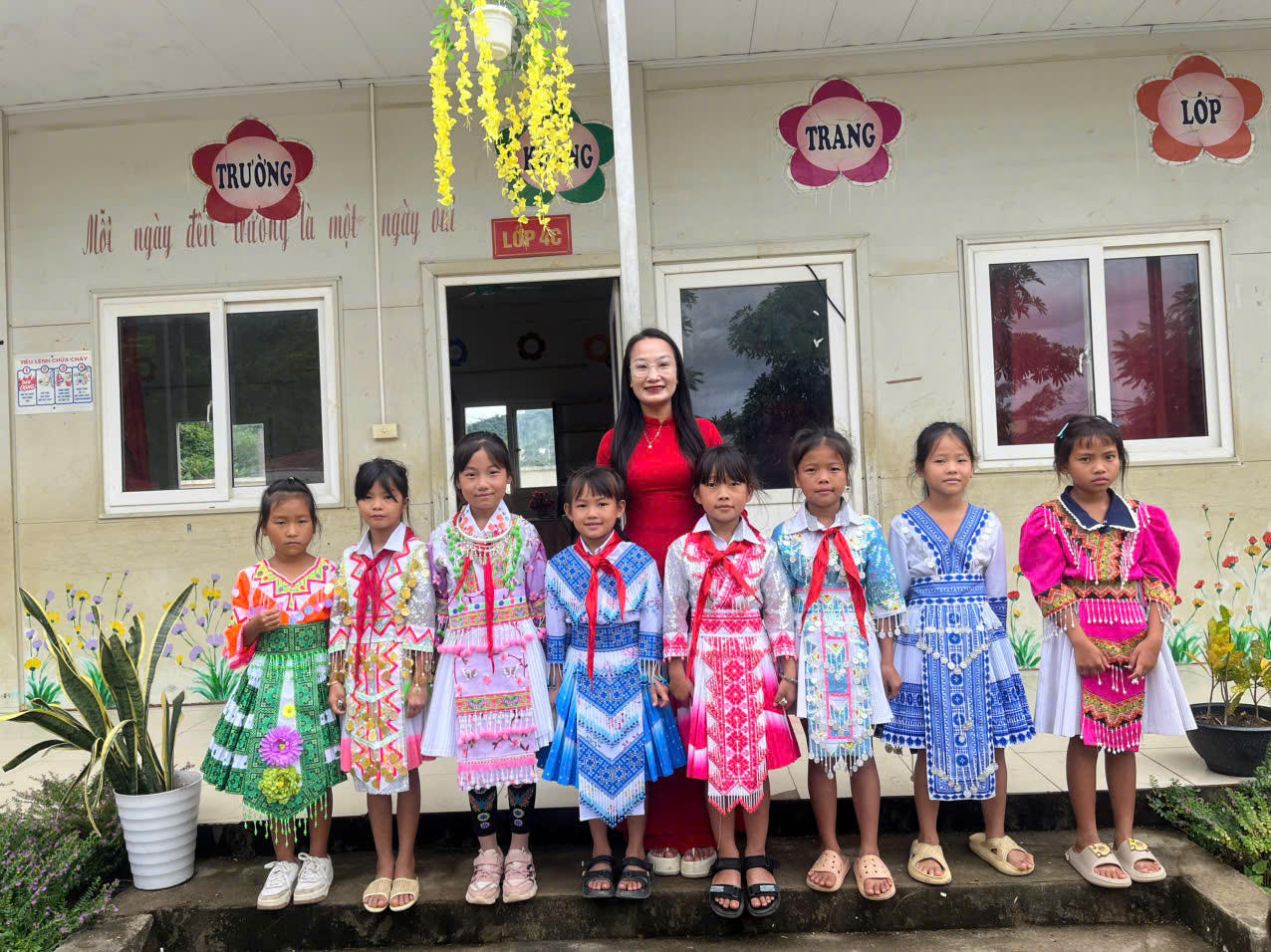 Học sinh trường PTDTBT Tiểu học số 2 Văn Lăng (Điểm trường Bản Tèn), Thái Nguyên ngày khai giảng