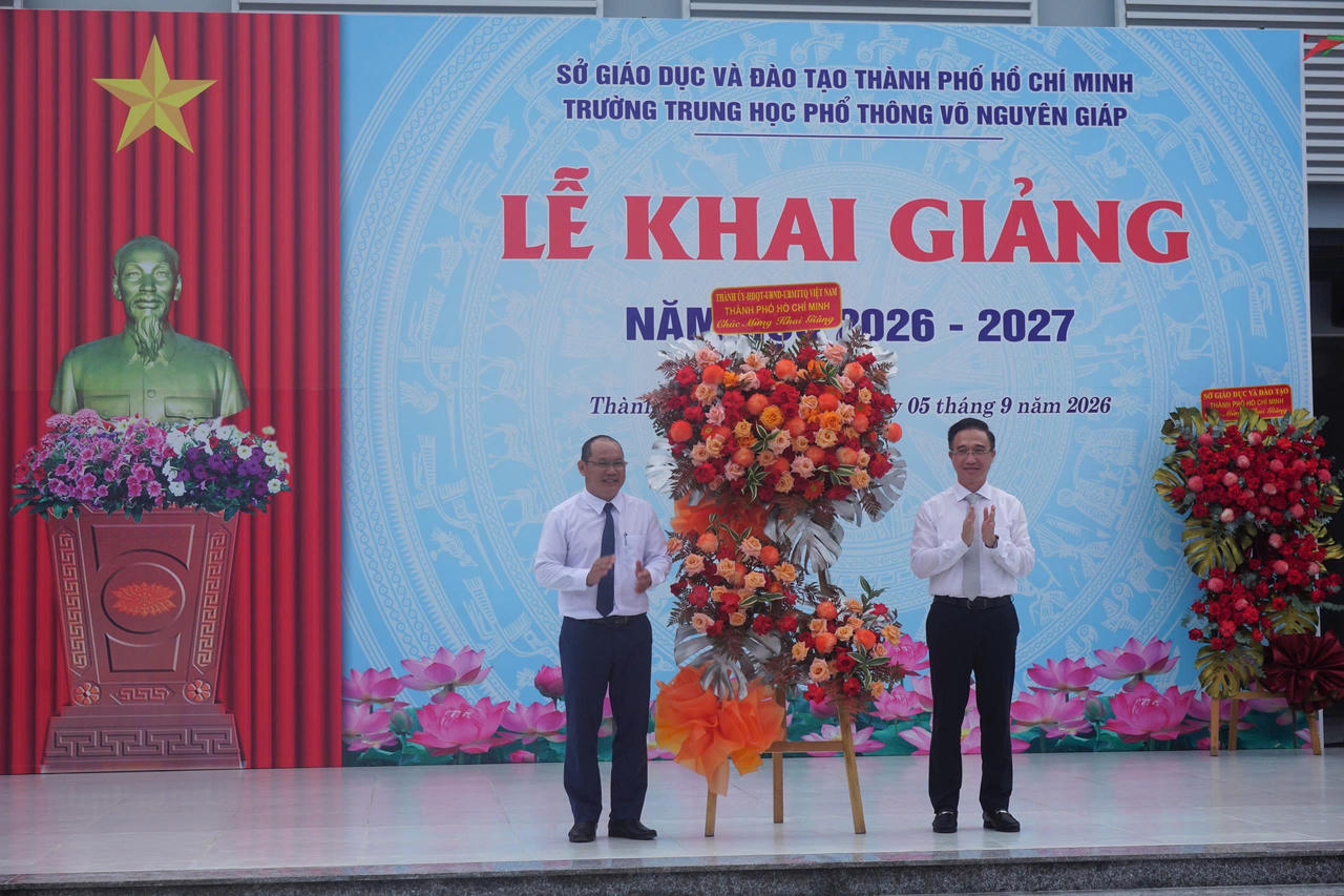 Ông Đặng Minh Thông, Phó Bí thư Thành uỷ TP Hồ Chí Minh tặng lãng hoa chúc mừng lễ khai giảng năm học 2026–2027 tại Trường THPT Võ Nguyên Giáp. Ảnh: Tiến Dũng.