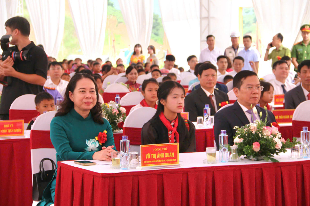 Bà Võ Thị Ánh Xuân, Bí thư Trung ương Đảng, Phó Chủ tịch nước và các đại biểu đến dự Lễ khai giảng và khánh thành Trường Phổ thông nội trú TH và THCS Chiềng Sơn (Ảnh: PV).