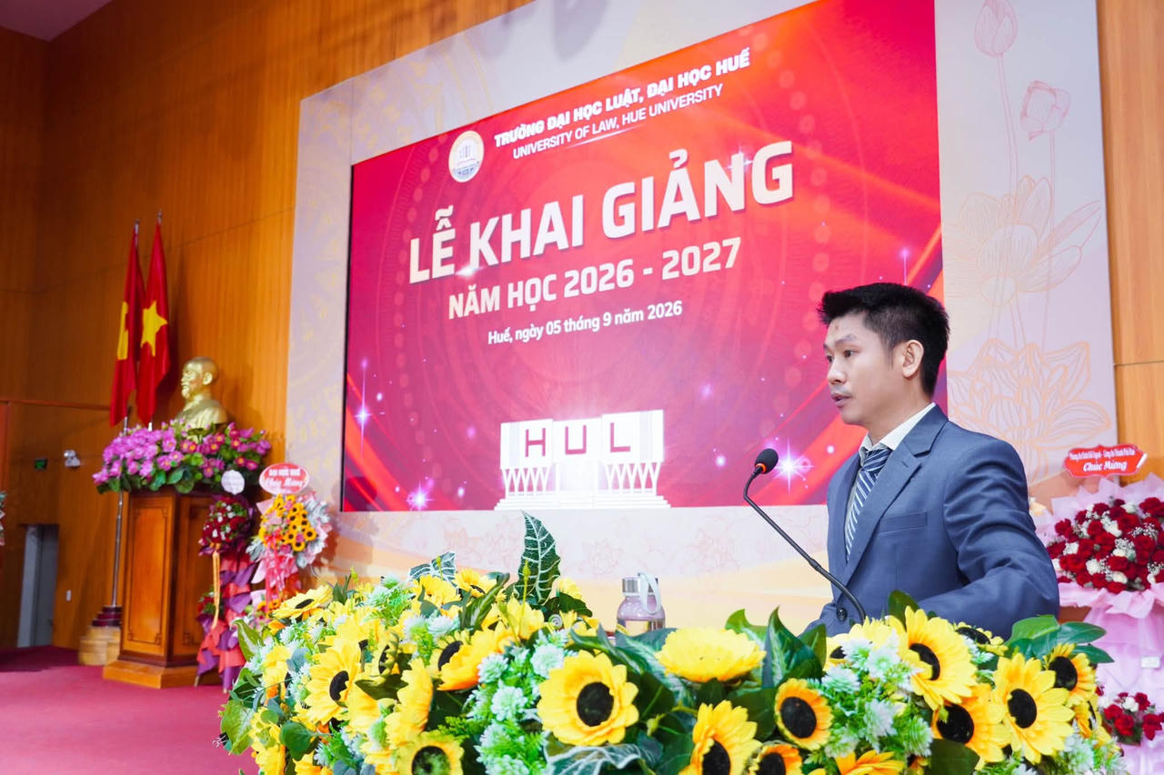 TS. Nguyễn Sơn Hà - Phó Hiệu trưởng Trường ĐH Luật, ĐH Huế phát biểu tại lễ khai giảng năm học 2026-2027.(Ảnh: N.Thà)