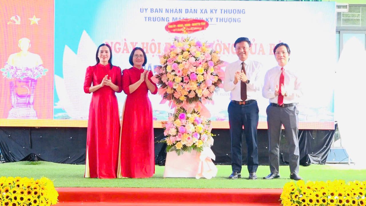 Đại diện Ban giám hiệu nhà trường nhận hoa chúc mừng năm học mới 