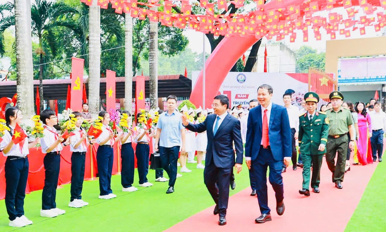 Phó Thủ tướng Chính phủ Nguyễn Văn Thắng và Bí thư Thành ủy Đồng Nai Vũ Hồng Văn dự lễ khai giảng với thầy và trò Trường THCS Hùng Vương. Ảnh: DK