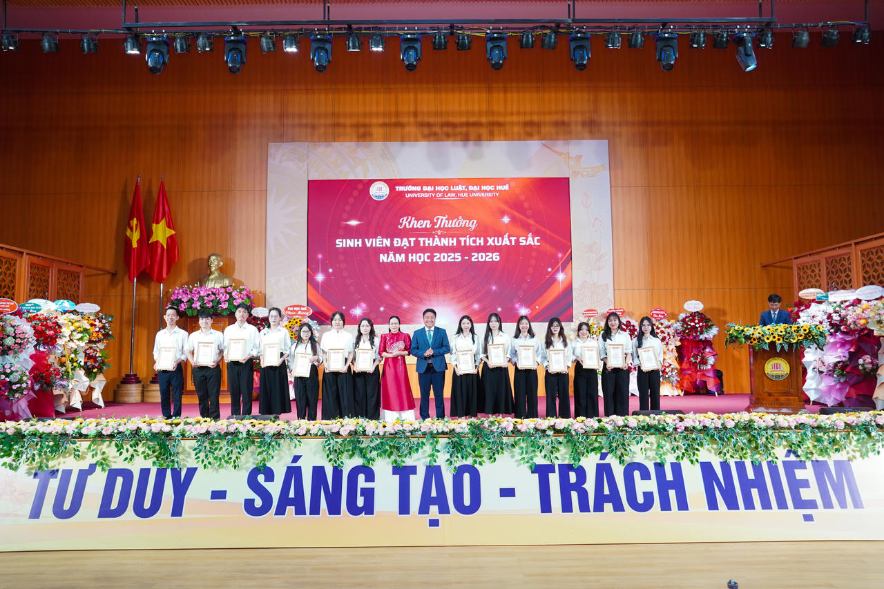 Lãnh đạo Nhà trường khen thưởng các sinh viên có thành tích xuất sắc trong năm học 2025–2026. (Ảnh: N.Thà)