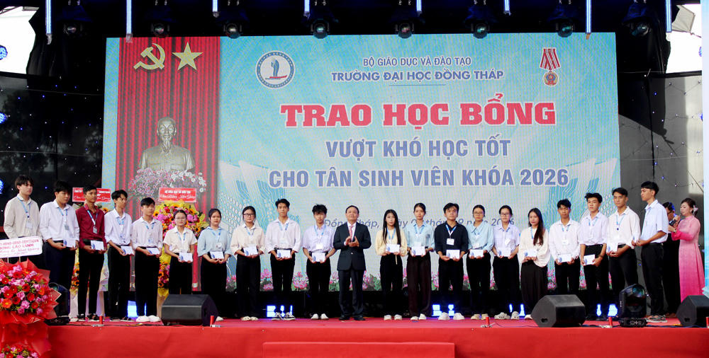 Ông Phan Văn Thắng - Phó Bí thư Thường trực Tỉnh ủy Đồng Tháp trao học bổng cho tân sinh viên trường Đại học Đồng Tháp. Nguồn ảnh: dongthap.gov.vn