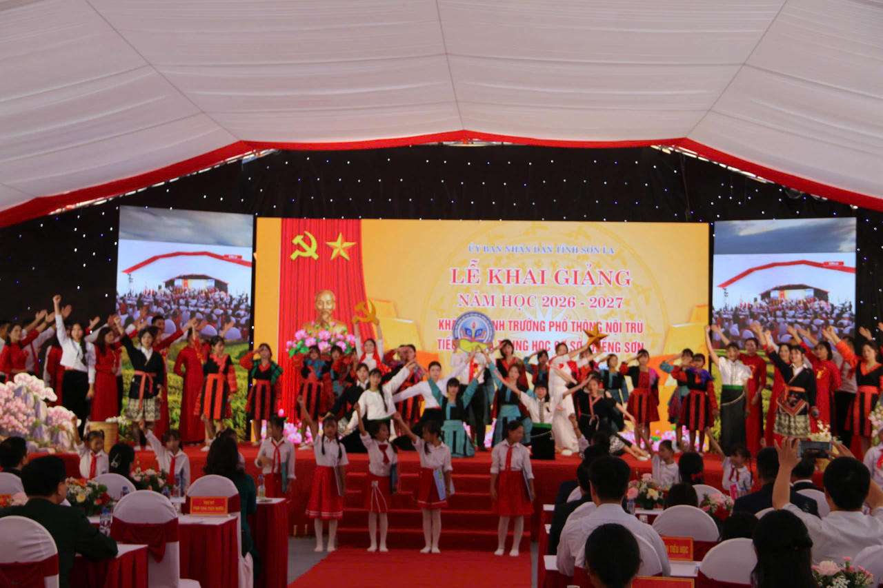 Chương trình văn nghệ tại Lễ khai giảng tại Trường Phổ thông nội trú Tiểu học và THCS Chiềng Sơn (Ảnh: PV).