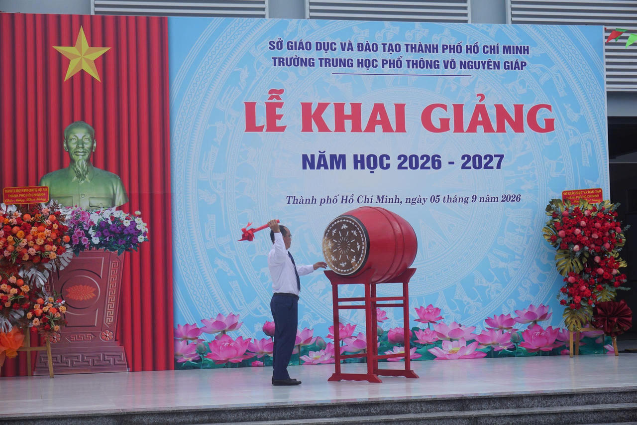 Thầy Nguyễn Tùng Giang, Hiệu trưởng Trường THPT Võ Nguyên Giáp đánh trống khai giảng năm học 2026-2027. Ảnh: Quốc Toàn.