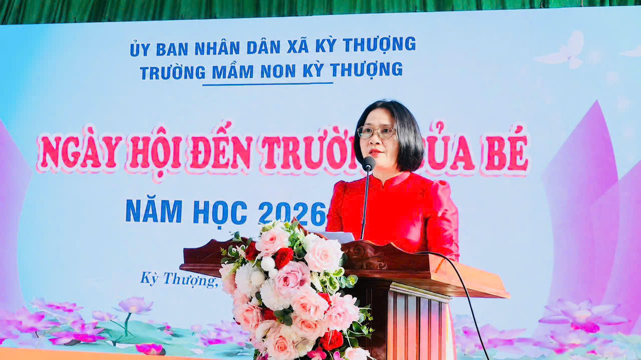 Bà Phạm Thị Thúy Hằng phát biểu tại Lễ Khai giảng
