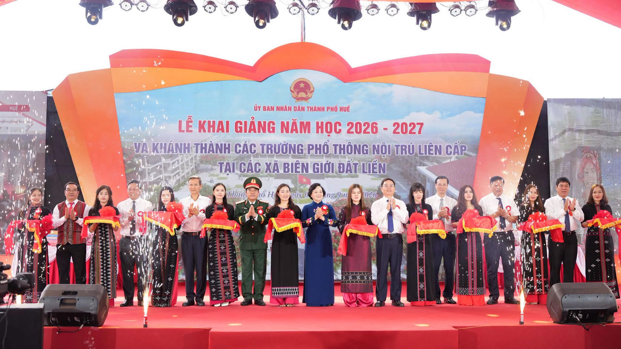 Phó Thủ tướng Phạm Thị Thanh Trà cùng các đại biểu thực hiện nghi thức cắt băng khánh thành Trường Phổ thông nội trú Tiểu học và Trung học cơ sở A Lưới 3. (Ảnh: UBND TP Huế)