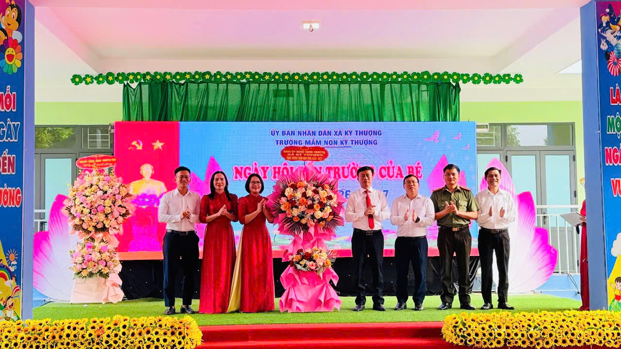 Đại diện nhà trường đón nhận những lẵng hoa tươi thắm 