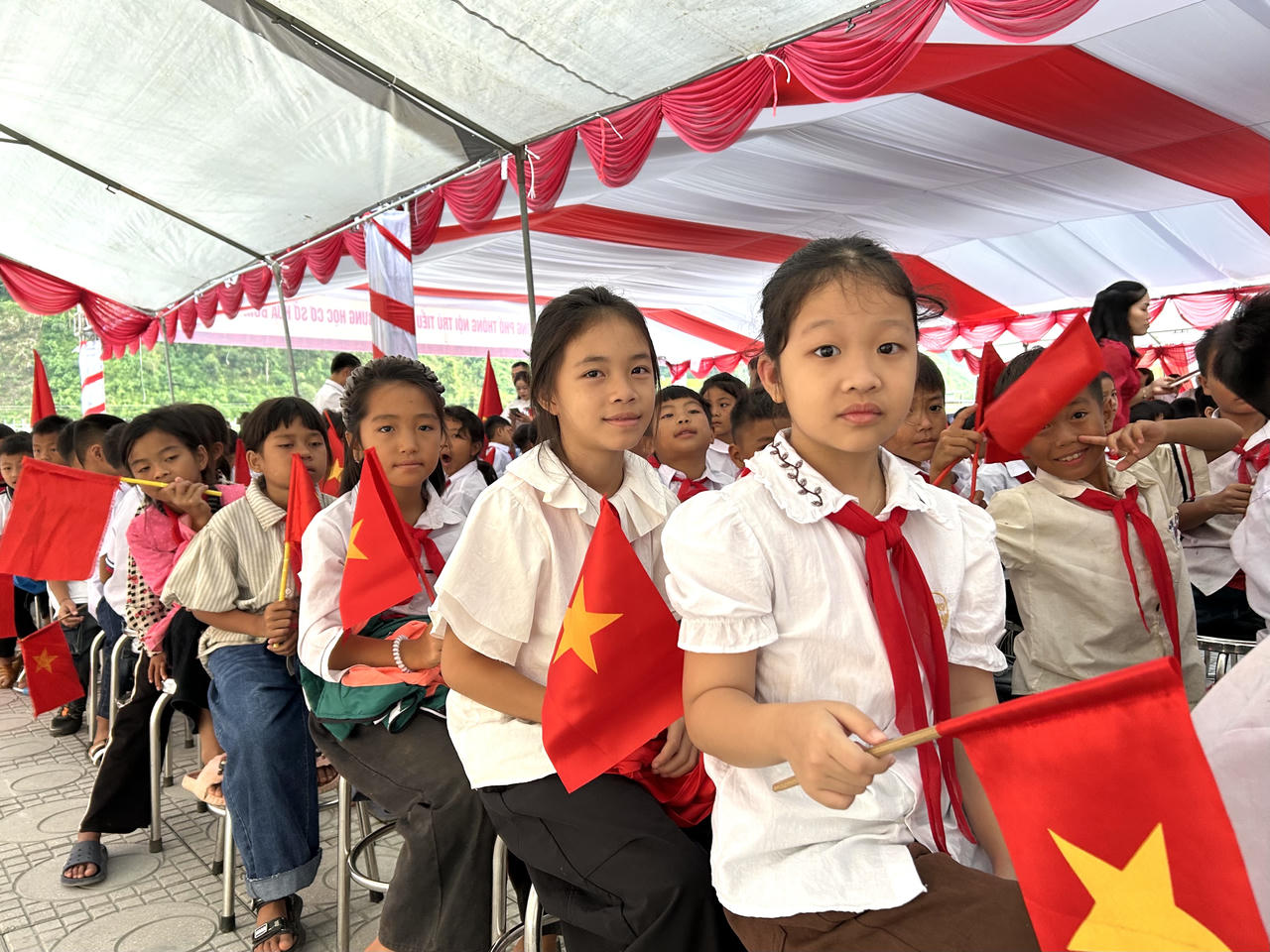 Không khí háo hức của các em học sinh ngày khai giảng. (Ảnh: Tống Bao) 