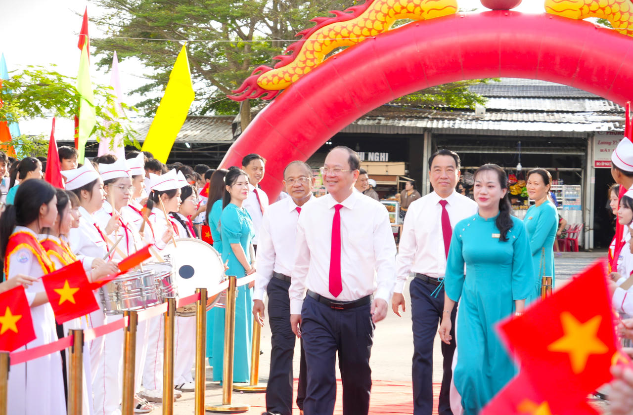 Lãnh đạo tỉnh Cà Mau dự khai giảng năm học mới