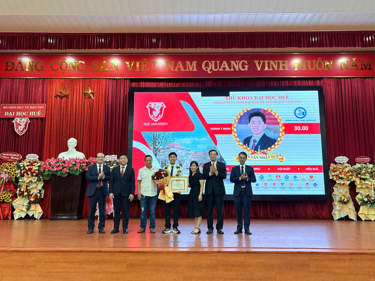 Lãnh đạo Đại học Huế, lãnh đạo Trường ĐH Y Dược Huế chúc mừng thủ khoa ĐH Huế