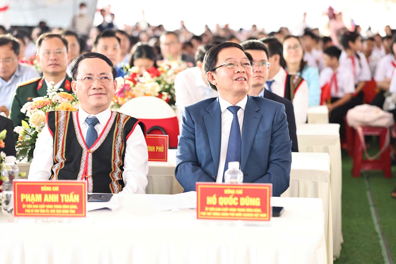 Phó Thủ tướng Hồ Quốc Dũng cùng nhiều lãnh đạo tỉnh Gia Lai dự lễ khai giảng tại điểm trường biên giới xã Ia Púch. (Ảnh T.Sỹ)