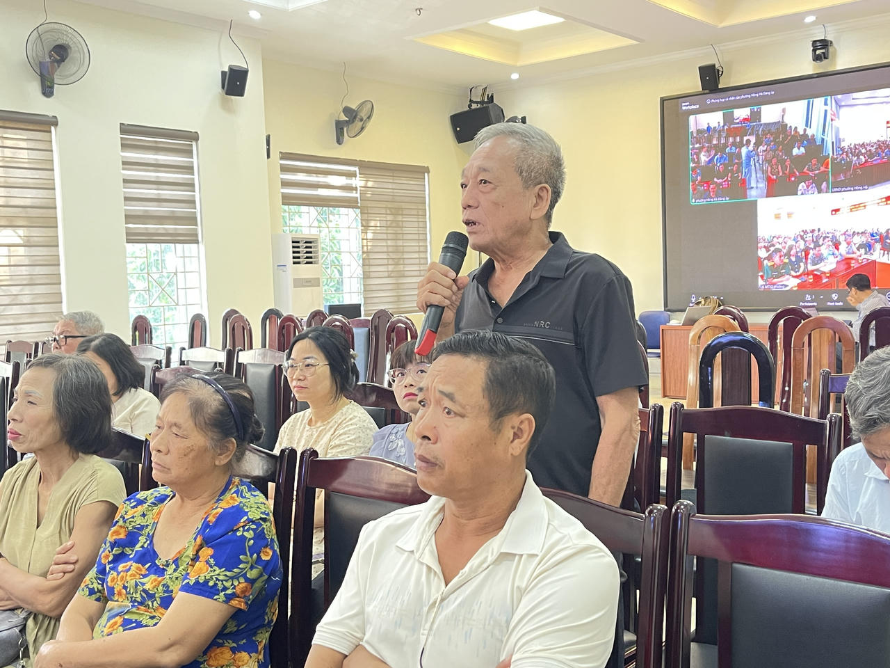 Ông Đỗ Văn Hiền, Tổ dân phố số 7 Nhật Tân, có ý kiến đề nghị các bản vẽ khi niêm yết nên được sắp xếp theo từng khu vực dân cư để người dân dễ dàng xác định phần nội dung liên quan trực tiếp tới nơi mình sinh sống, từ đó thuận tiện nghiên cứu và có ý kiến cụ thể hơn. Ảnh TN.