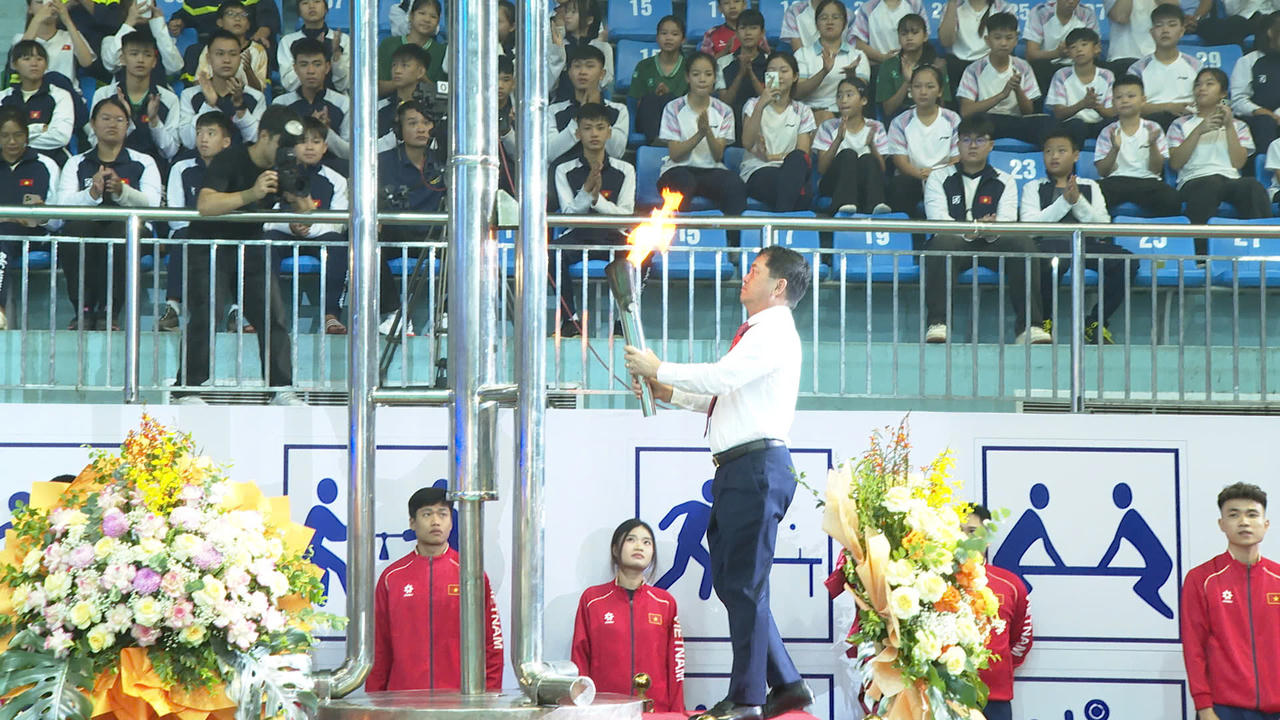 Bí thư Tỉnh ủy Nguyễn Hồng Thái thực hiện nghi thức thắp sáng đài lửa Đại hội. (Ảnh Cổng TTĐT Bắc Ninh)