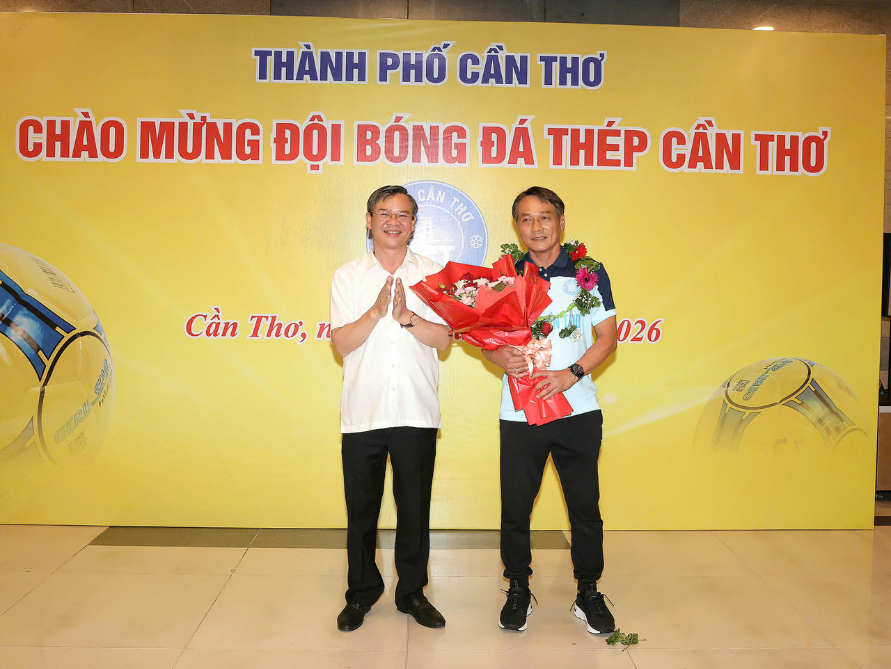 Ông Trương Cảnh Tuyên, Phó Bí thư Thành ủy, Chủ tịch UBND TP Cần Thơ (bìa trái) tặng hoa chúc mừng đội bóng. (Ảnh: Trung Phạm)