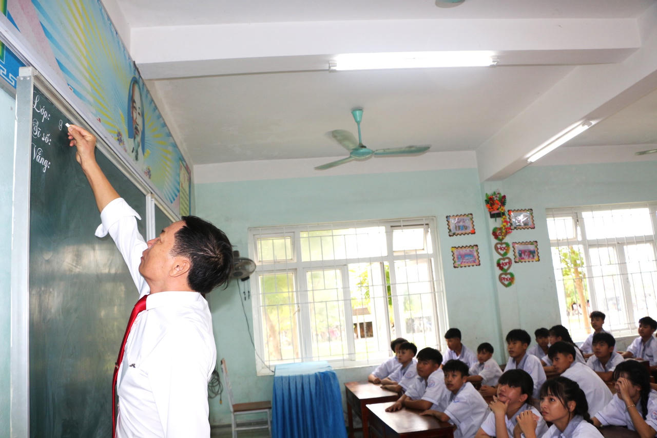 Quảng Trị: Thầy Hiệu trưởng tình nguyện xin trở lại đứng lớp