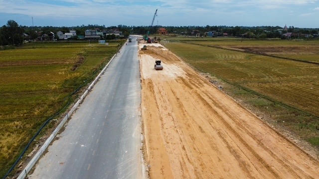 Quốc lộ 15D tăng tốc thi công, tháo gỡ “nút thắt” mặt bằng