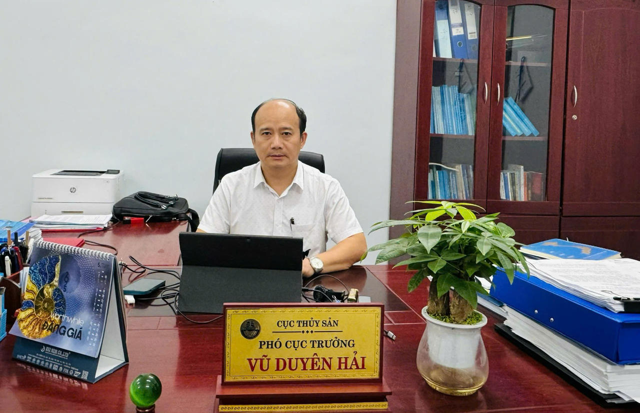 Phó Cục trưởng Cục Thủy sản và Kiểm ngư Vũ Duyên Hải trao đổi với Báo Pháp luật Việt Nam. (Ảnh: Gia Hồng)