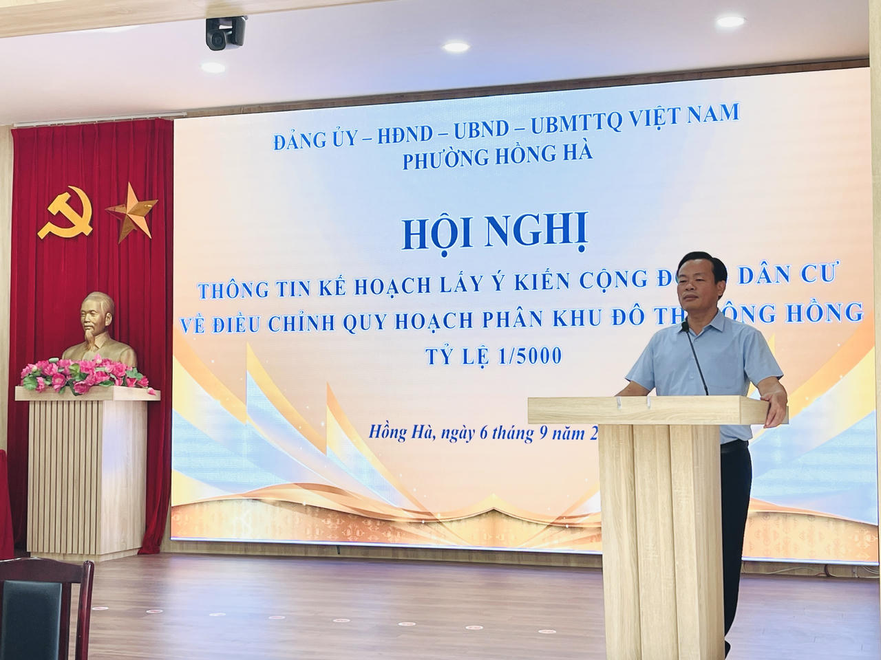 Ông Bùi Tuấn Anh, Bí thư Đảng ủy phường Hồng Hà, phát biểu tại hội nghị.