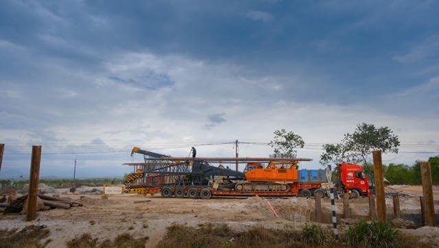 Cầu vượt đường sắt và Quốc lộ 1A do Công ty TNHH Xây dựng Tiến Thành thi công đang vướng mặt bằng.