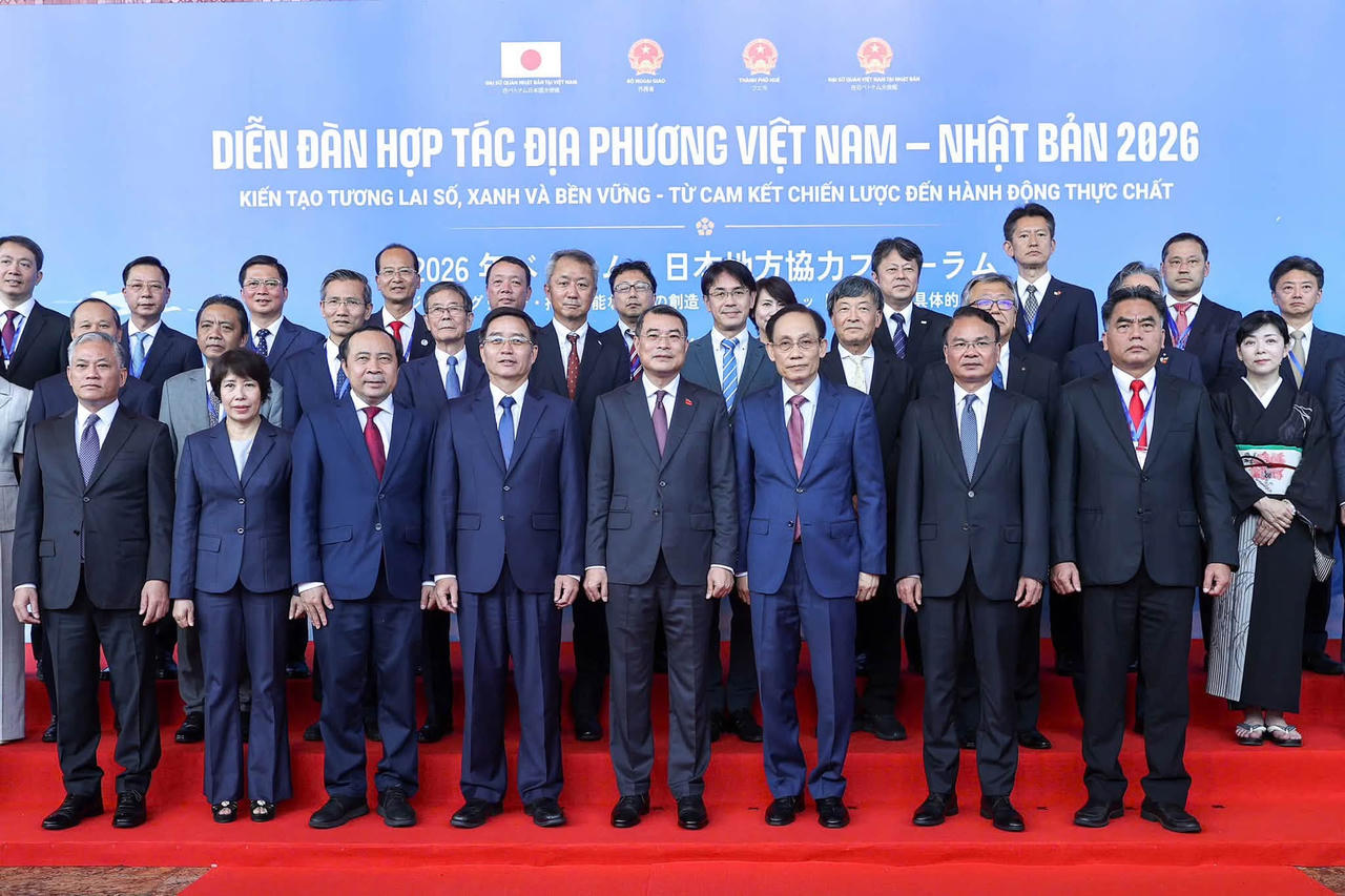 Thủ tướng Lê Minh Hưng chụp ảnh lưu niệm cùng các đại biểu tại diễn đàn. (Ảnh: L.H)