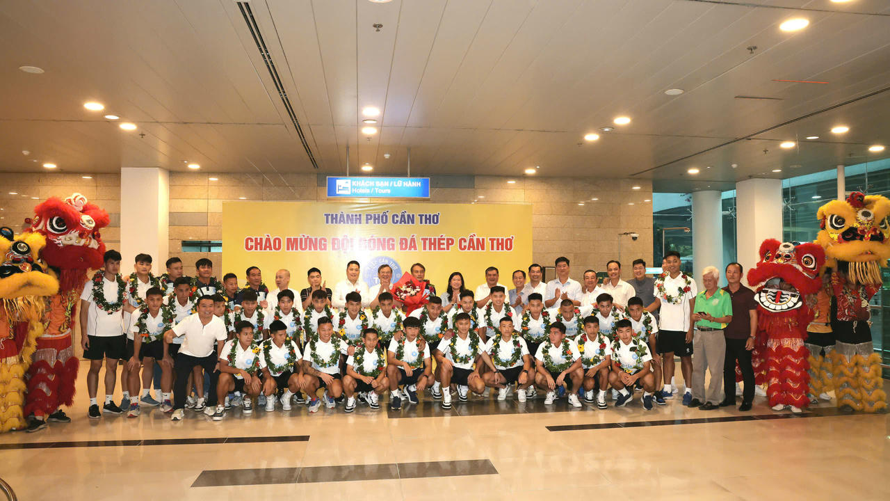Lãnh đạo TP Cần Thơ chụp ảnh lưu niệm cùng Câu lạc bộ (CLB) Bóng đá Thép Cần Thơ. (Ảnh: Trung Phạm)