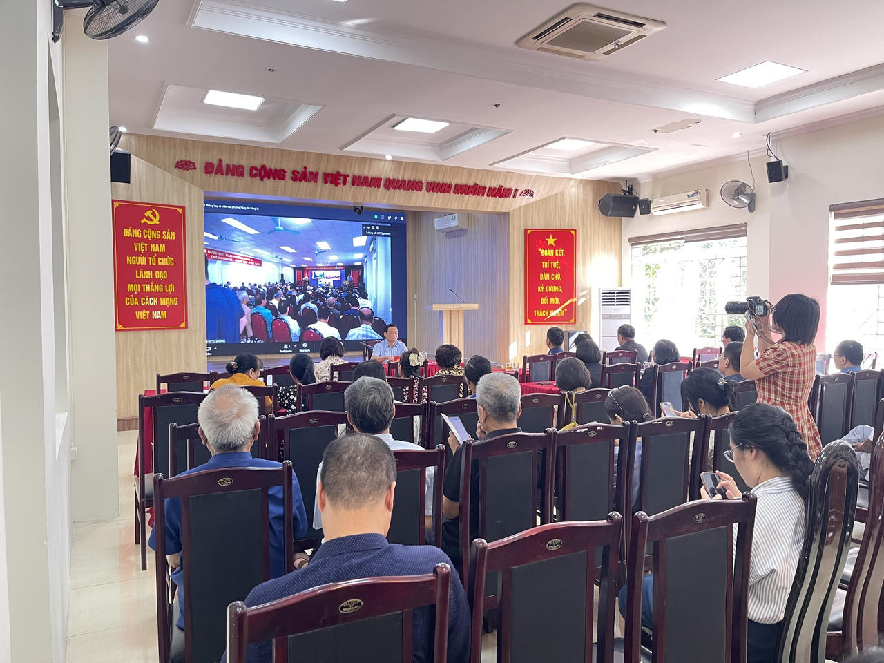  Điểm cầu Đảng ủy phường Hồng Hà tại Hội nghị thông tin Kế hoạch lấy ý kiến cộng đồng dân cư về Điều chỉnh tổng thể Quy hoạch phân khu đô thị sông Hồng, tỷ lệ 1/5.000. Ảnh T.N
