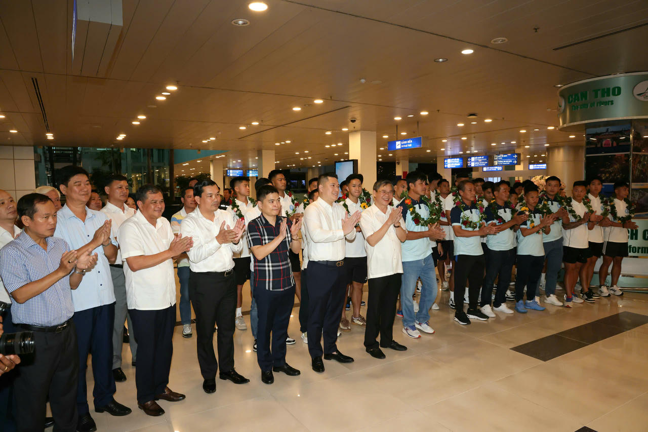 Lãnh đạo thành phố đón chào Câu lạc bộ (CLB) Bóng đá Thép Cần Thơ. (Ảnh: Trung Phạm)