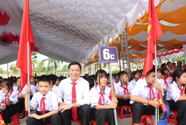 Thầy Diện cùng học sinh trong ngày khai giảng năm học mới. 