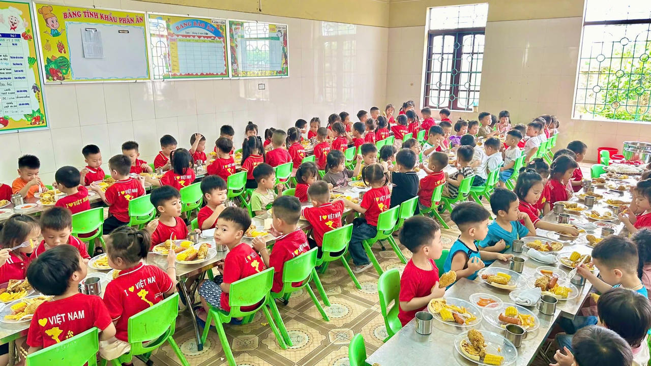 Theo Quyết định 51, tiền ăn bán trú do đặt suất ăn tối đa 35.000 đồng/học sinh, trẻ/ngày (Ảnh: Trường mầm non Đại Đồng)