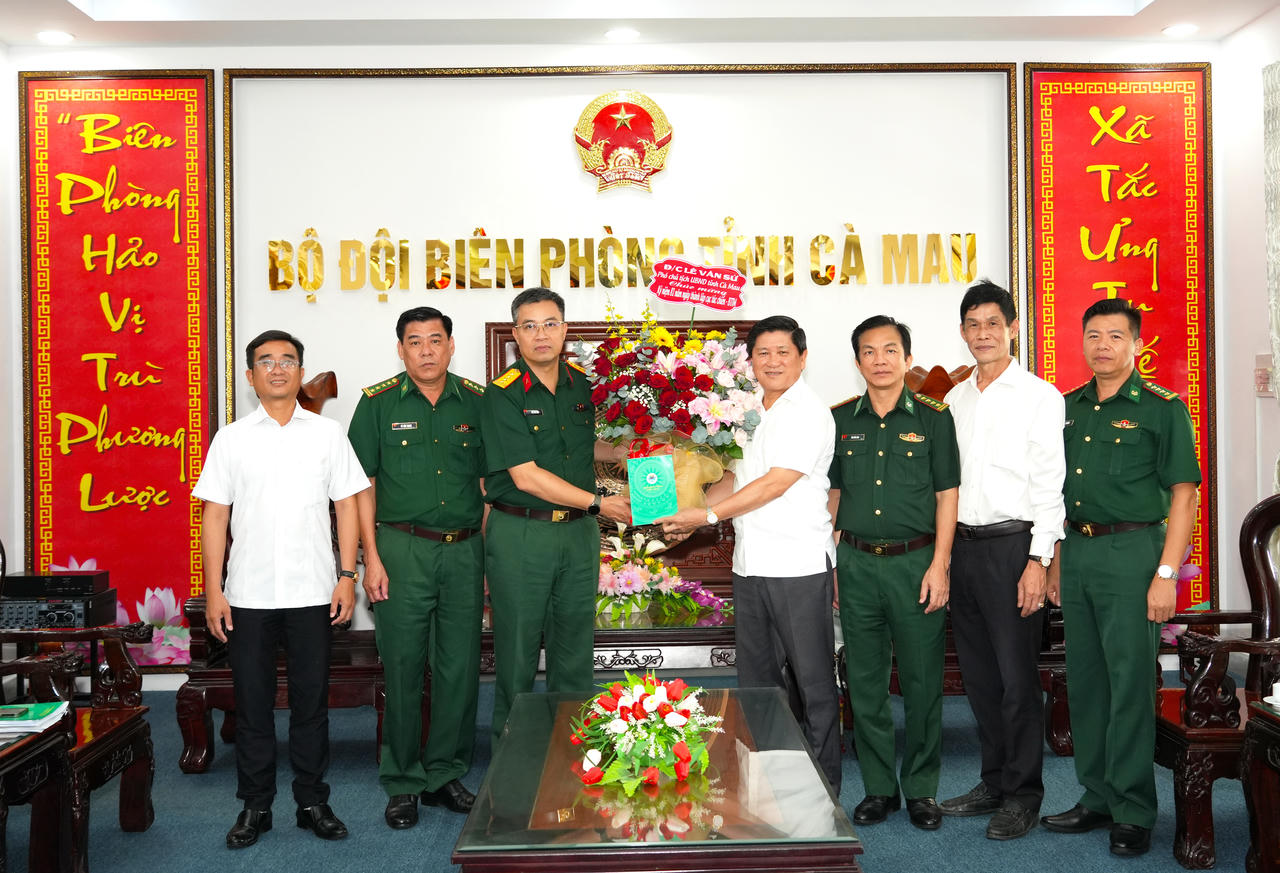 Ông Lê Văn Sử tặng hoa chúc mừng Đoàn công tác nhân kỷ niệm 81 năm Ngày truyền thống Bộ Tổng Tham mưu Quân đội nhân dân Việt Nam (Ảnh: H.T).