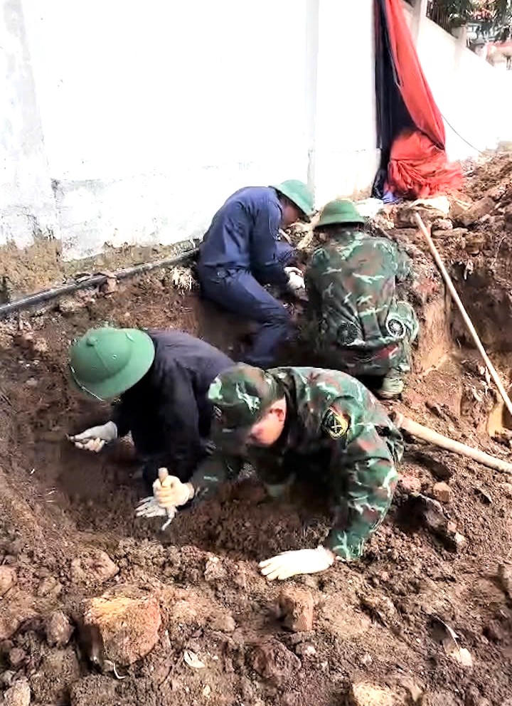 Lực lượng Đội tìm kiếm, quy tập hài cốt liệt sĩ số 2 tiến hành tìm kiếm tại khu vực thi công công trình ở khu phố Thành Cổ, phường Quảng Trị. (Ảnh: Bộ CHQS tỉnh Quảng Trị)