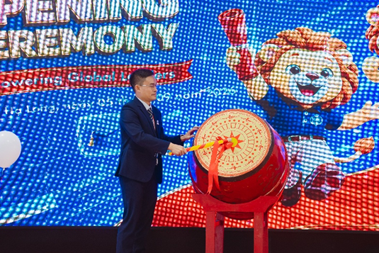 Thầy Đinh Văn Nghiêm - Hiệu trưởng Trường UKA Hạ Long đánh trống khai giảng chào mừng năm học 2026-2027. (Ảnh trong bài: ĐVCC)