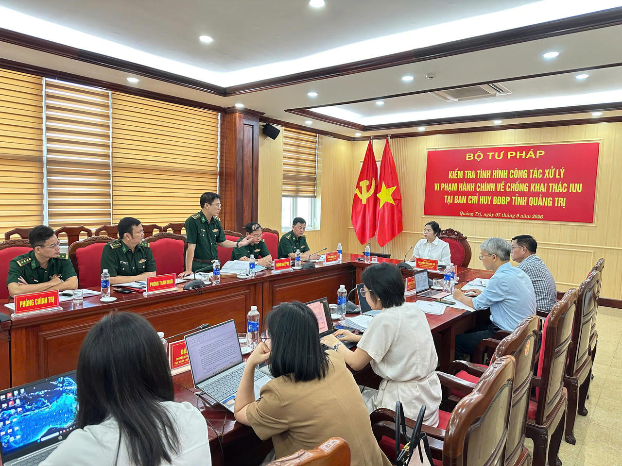 Đại diện các phòng, đơn vị thuộc Bộ đội Biên phòng tỉnh Quảng Trị trao đổi về những vướng mắc trong quá trình thực hiện. (Ảnh: Đ.T)