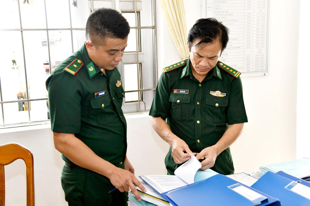 Đoàn công tác Bộ Quốc phòng kiểm tra công tác chống khai thác IUU tại Trạm Kiểm soát Biên phòng Sông Đốc (Đồn Biên phòng Sông Đốc) - Ảnh: H.T.