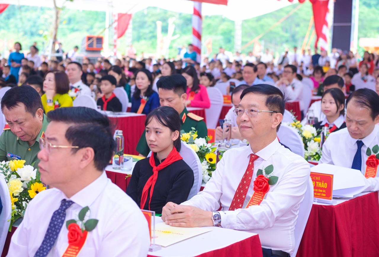 Ông Trần Quang Dũng, Phó Bí thư thường trực Đảng ủy PETROVIETNAM tham dự lễ khai giảng cùng thầy trò Trường Phổ thông nội trú Tiểu học và THCS Thanh Thủy.