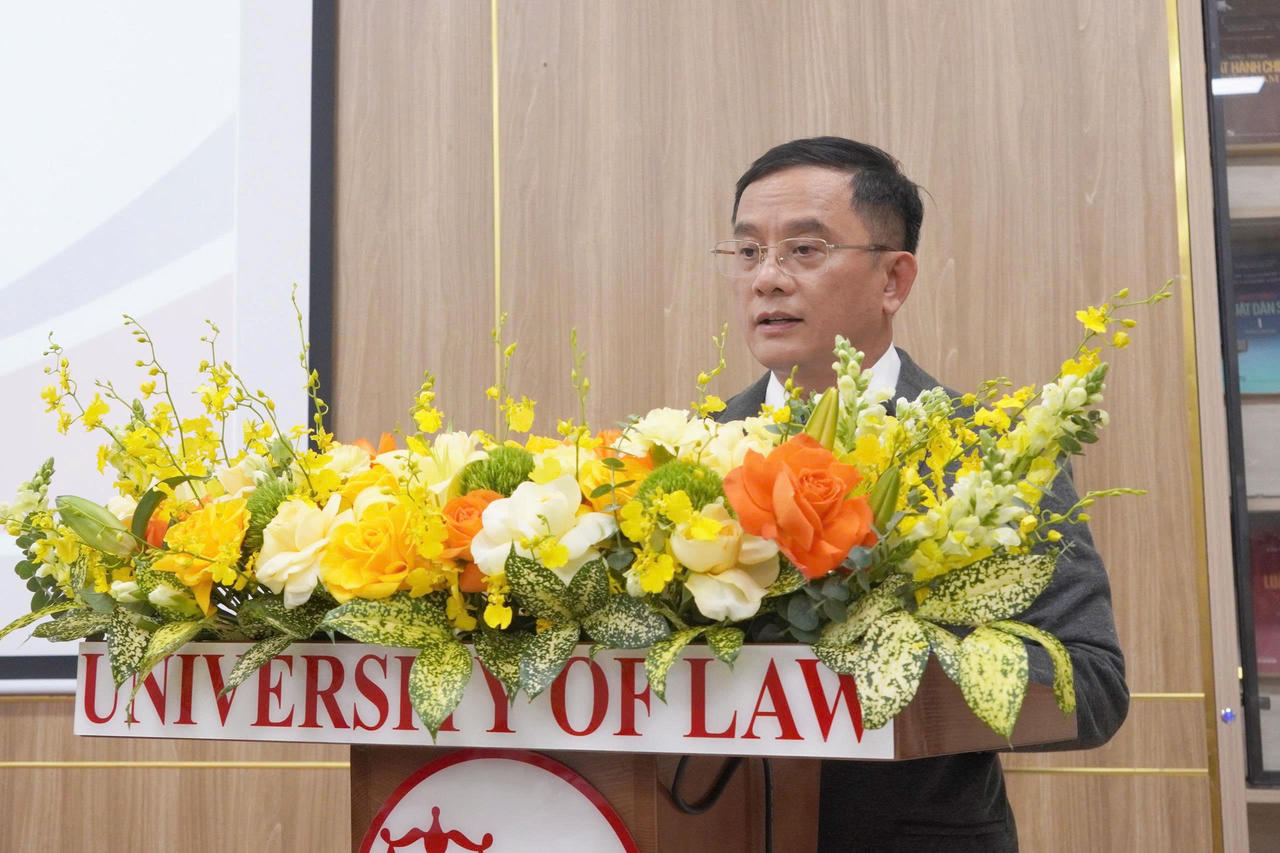 PGS. TS Nguyễn Tiến Vinh, Hiệu trưởng Trường Đại học Luật, ĐHQGHN phát biểu khai mạc.