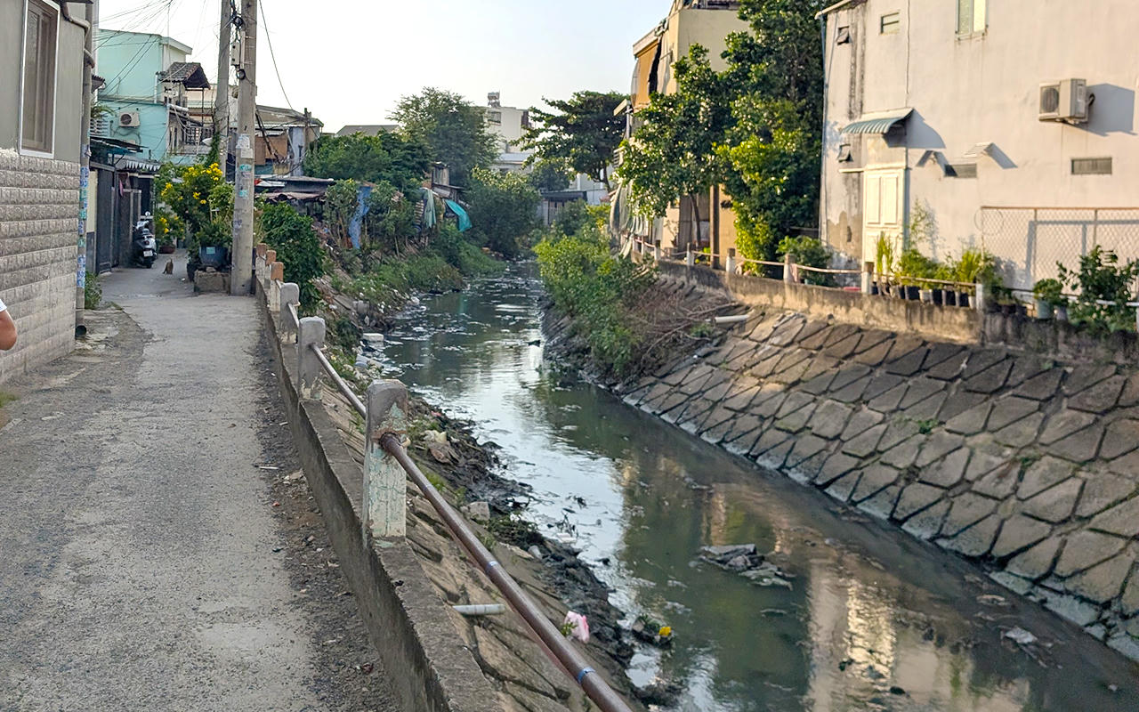 TP Hồ Chí Minh dự kiến sẽ tiến hành cải tạo và nạo vét rạch Thủ Đức với quy mô lòng rạch rộng từ 11m đến 30m. Ảnh Trường Giang