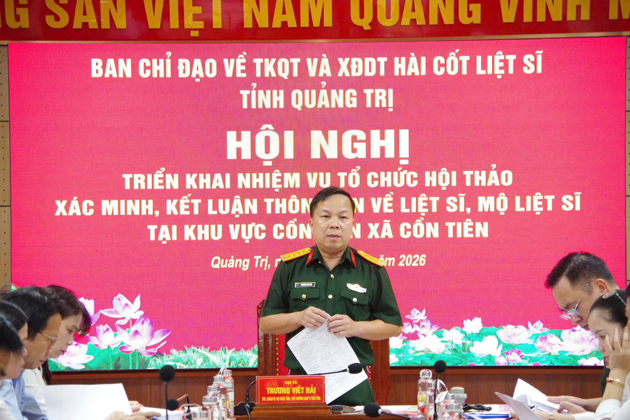 Đại tá Trương Viết Hải, Tỉnh uỷ viên, Phó Bí thư Thường trực Đảng uỷ Quân sự tỉnh, Chính ủy Bộ CHQS tỉnh, Phó Trưởng ban Thường trực Ban Chỉ đạo tìm kiếm, quy tập và xác định danh tính hài cốt liệt sĩ tỉnh Quảng Trị chủ trì và kết luận hội nghị. (Ảnh: Xuân Diện)