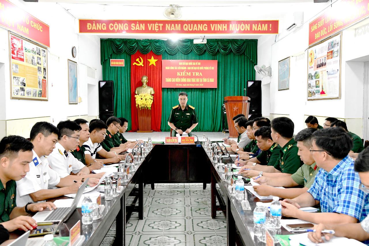 Đại tá Bùi Yên Tĩnh phát biểu tại buổi kiểm tra công tác chống khai thác IUU tại Đồn Biên phòng Sông Đốc (Ảnh: H.T).