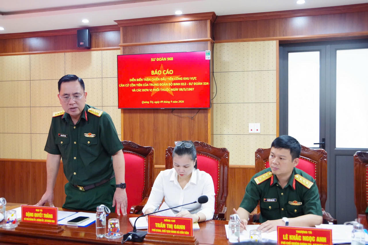 Đại tá Đặng Quyết Thắng, Chính ủy Sư đoàn 968, Quân khu 4 thông qua trình chiếu báo cáo đề dẫn. (Ảnh: Xuân Diện)