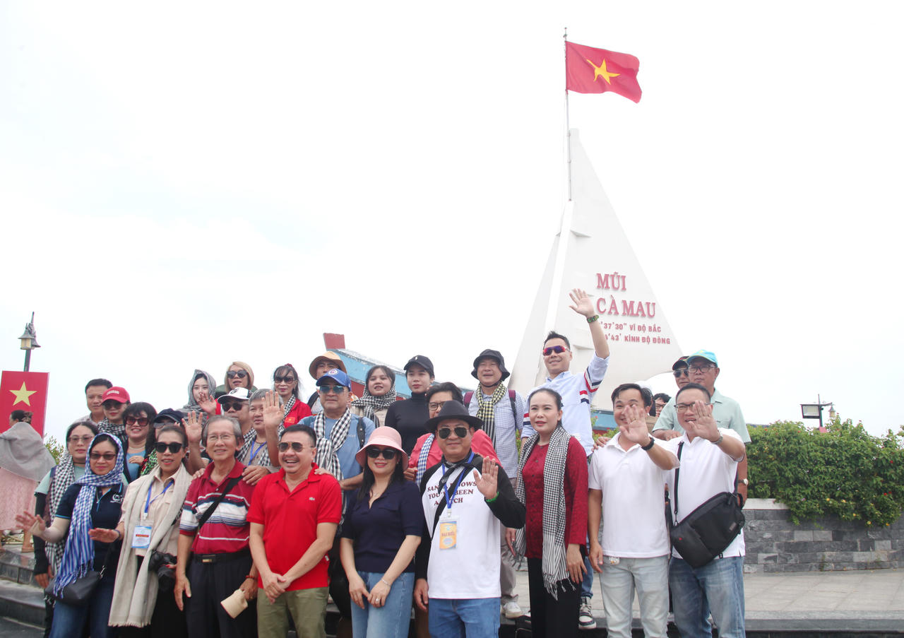 Đoàn Presstrip tham quan tàu tại Mũi Cà Mau, trải nghiệm không gian đặc trưng của vùng đất nơi địa đầu cực Nam Tổ quốc (Ảnh: T.N).