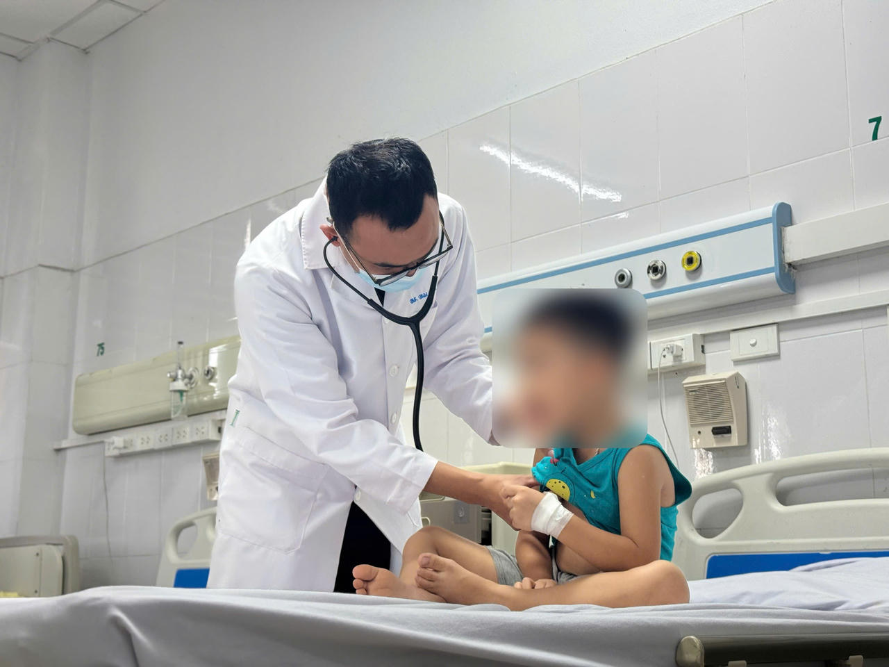 Trẻ sốt cao kéo dài, coi chừng mắc Adenovirus