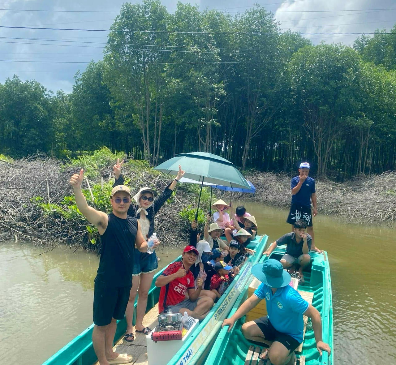 Du khách trải nghiệm các hoạt động du lịch cộng đồng tại Khu du lịch sinh thái Tư Tỵ (Ảnh: T.T).