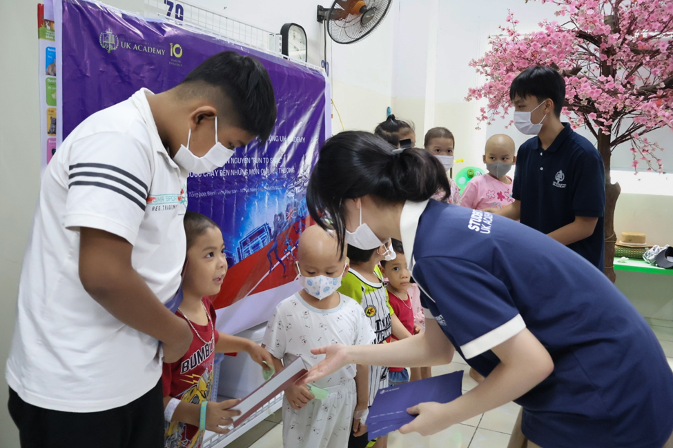 Hội đồng học sinh UKA Đà Nẵng trực tiếp trao tặng, hỗ trợ viện phí cho các bệnh nhi tại Khoa Nhi Tổng hợp, Bệnh viện Phụ sản - Nhi Đà Nẵng.
