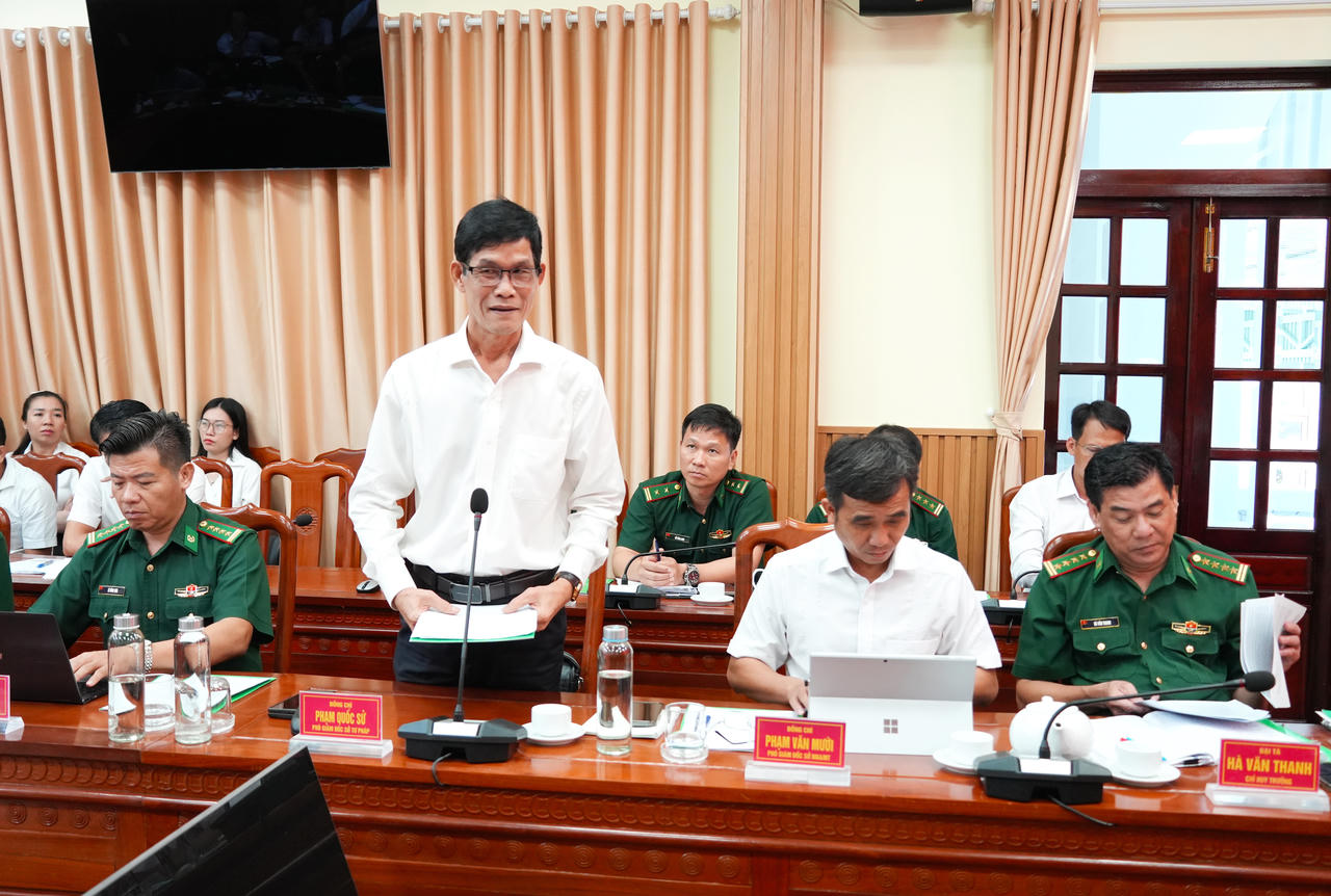 Ông Phạm Quốc Sử - Phó Giám đốc Sở Tư pháp Cà Mau, đề xuất một số giải pháp tháo gỡ khó khăn trong công tác chống khai thác IUU (Ảnh: H.T).
