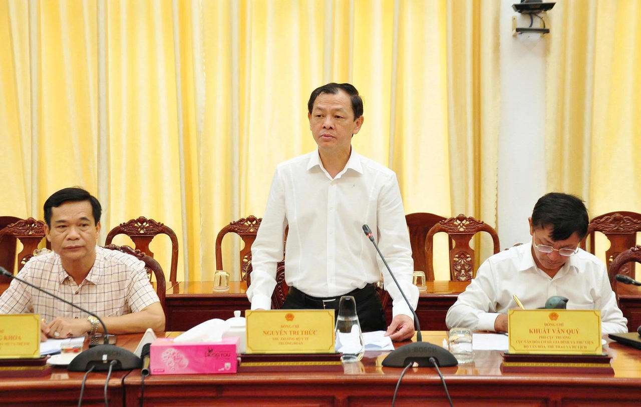 Thứ trưởng Bộ Y tế Nguyễn Tri Thức phát biểu tại buổi làm việc. (Ảnh: Hà Vy)
