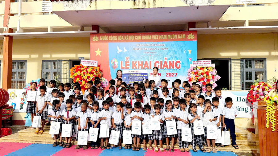Những món quà nhỏ, gửi gắm sự sẻ chia và tình cảm của Công ty Thủy điện An Khê – Ka Nak đến các em học sinh vùng khó khăn